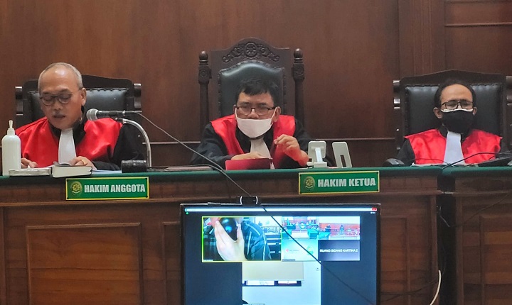 Hakim Ketua Widiarso, Hakim anggota, Gunawan dan Ari Widodo, diruang Kartika 2,PN.Surabaya, Senin (21/11/2022). SP/Budi Mulyono