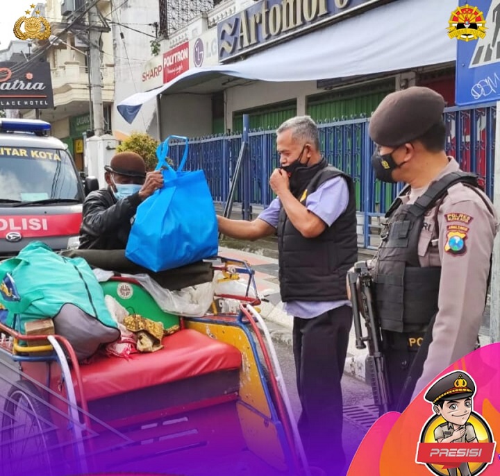Kasat Intel Polres Blitar Kota AKP Sonhaji, S.H memberikan sembako kepada salah satu tukang becak. SP/Hadi Lestariono