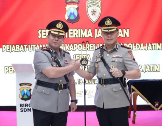 AKBP Mochamad Nur Azis dan AKBP Adhitya Panji Anom usai sertijab tongkat Kapolres Gresik di Mapolda Jatim, Kamis (19/1/2023). SP/Grs