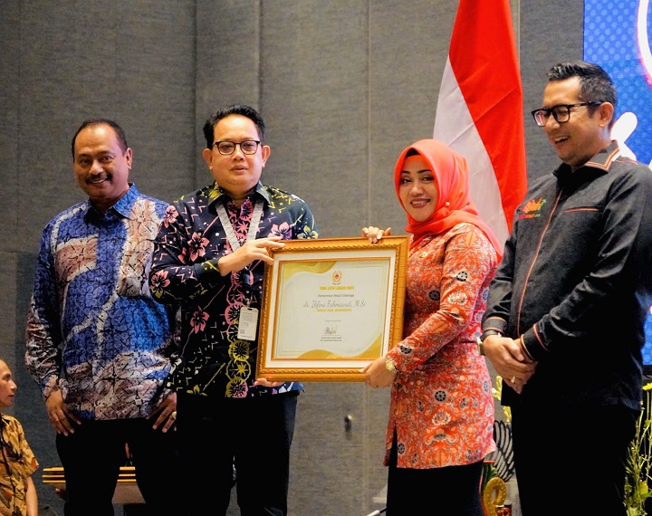 Bupati Mojokerto Ikfina Fahmawati meraih penghargaan sebagai Pemerintah Peduli Olahraga di ajang KONI Jatim Award tahun 2023. SP/Dwy AS