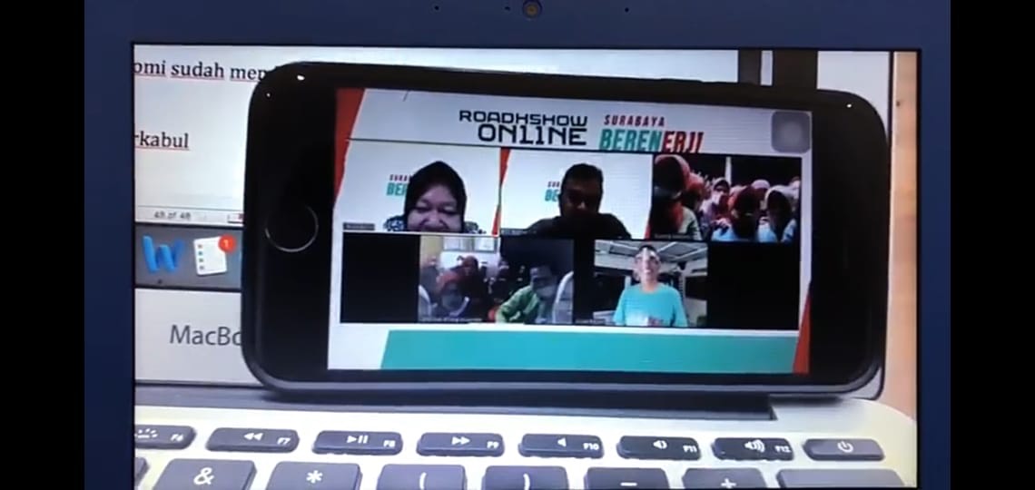 Risma ikut mengkampanyekan Eri Cahyadi-Armuji dalam acara bertajuk “Roadshow Online, SURABAYA BERENERJI”, melalui aplikasi zoom.SP/Byta Indrawati.