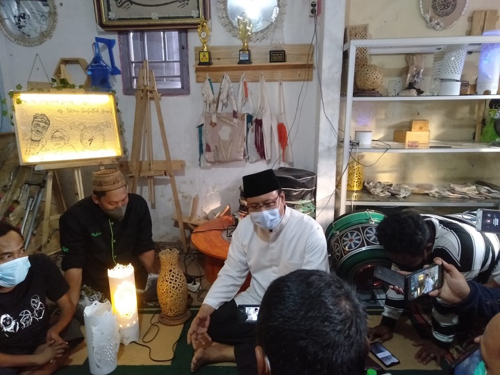 Wali Kota Pasuruan, Saifullah Yusuf (Gus Ipul) saat mendatangi Oemah Craft milik perkumpulan disabilitas yang ada di kelurahan Kepel, Bugul Kidul, Kota Pasuruan. SP/Ris