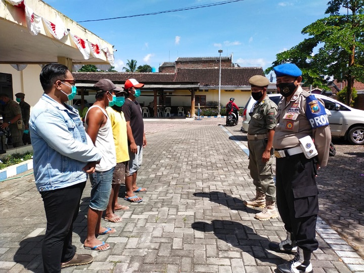 Beberapa warga yang terjaring karena melanggar prokes