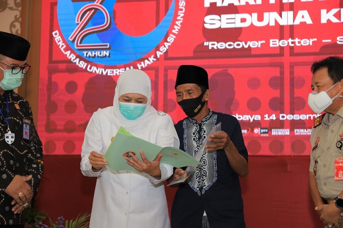 Penyerahan 239 sertifikat tanah kepada masyarakat Sampang yang selama ini tinggal di Tempat Pengungsian RUSUNAWA Jemundo. Senin (14/12/2020).SP/ MOCHAMMAD KASYFI FAHMI 