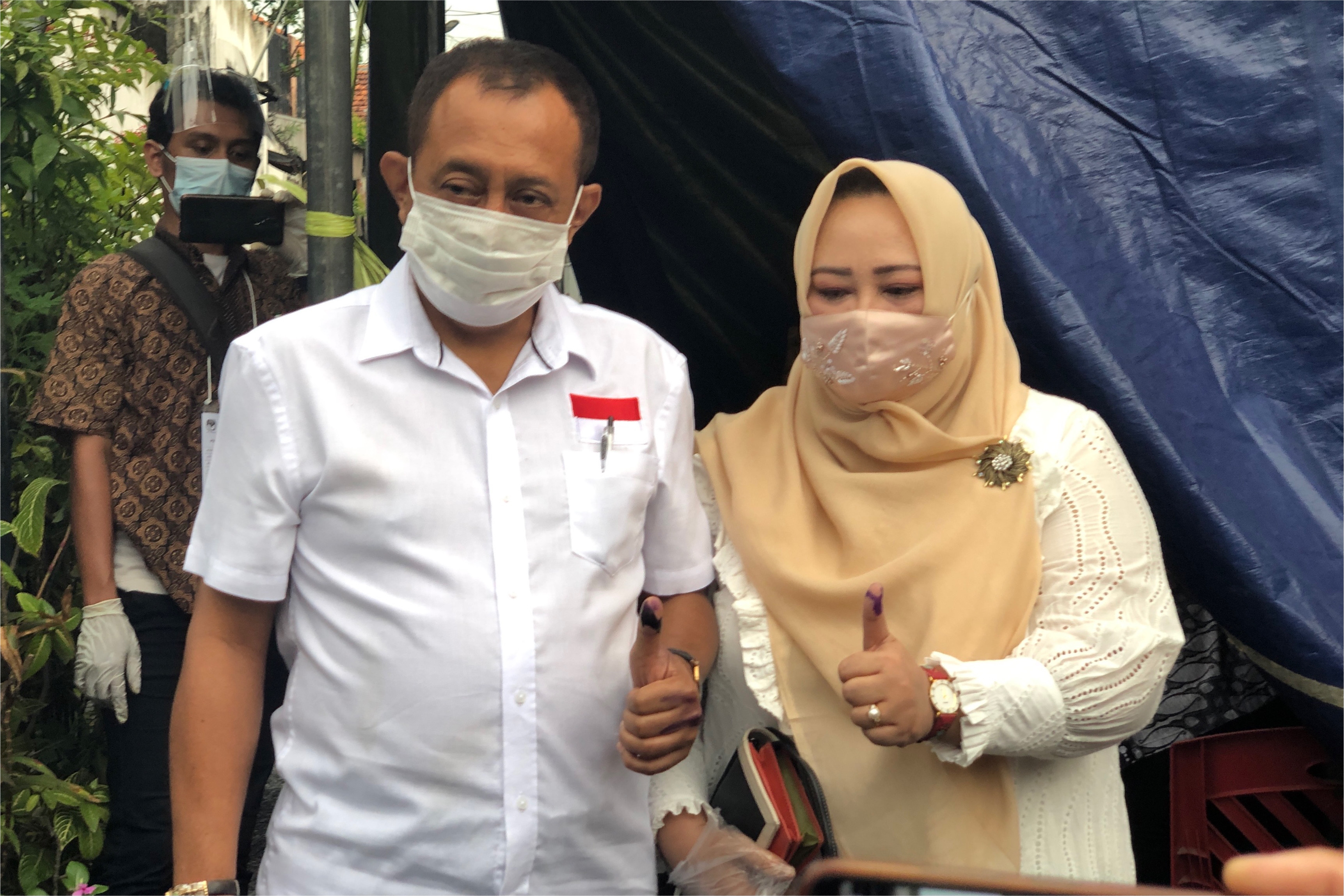 Armuji dan istri usai mencoblos.