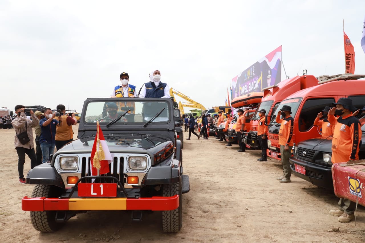 Gubernur Khofifah saat Apel Siaga Banjir di Bendungan Semantok, Desa Sambikerep, Rejoso, Nganjuk, Senin (1/11).