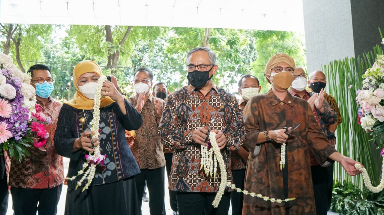 Gubernur Jawa Timur Khofifah Indar Parawansa (kiri) bersama Ketua Dewan Komisioner Otoritas Jasa Keuangan (OJK) Wimboh Santoso (tengah) dan anggota DPR Komisi XI Indah Kurnia (kanan) saat meresmikan kantor OJK, Selasa (15/3/2022).