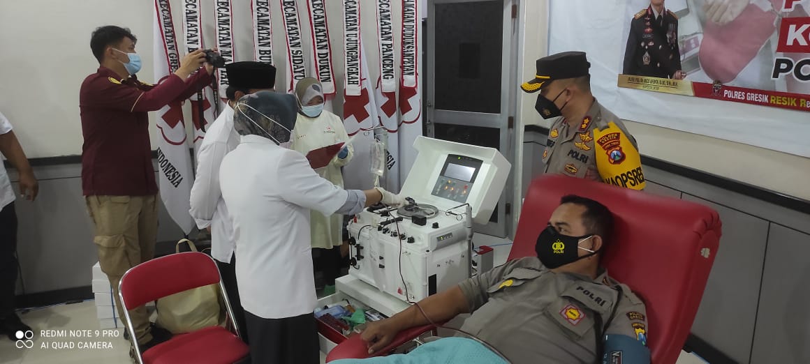 Kapolres AKBP Arief Fitrianto didampingi Ketua PMI Gresik M Nadjib mengunjungi anggota yang sedang mendonorkan plasma konvalesen. SP/M.AIDID