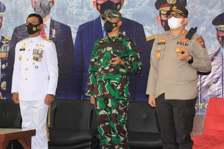 Upacara peringatan HUT TNI Ke-76 Tahun 2021, di lapangan Kodam V Brawijaya. SP/Her 