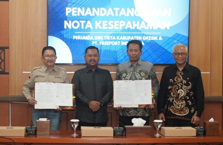 Bupati Gresik Fandi Akhmad Yani diapit Presiden Direktur Freeport Indonesia Tony Wenas dan Dirut Perumda Giri Tirta Kurnia Suryandi usai penandatanganan nota kesepahaman, bertempat di Kantor Bupati Gresik, Jumat (24/2). SP/Grs