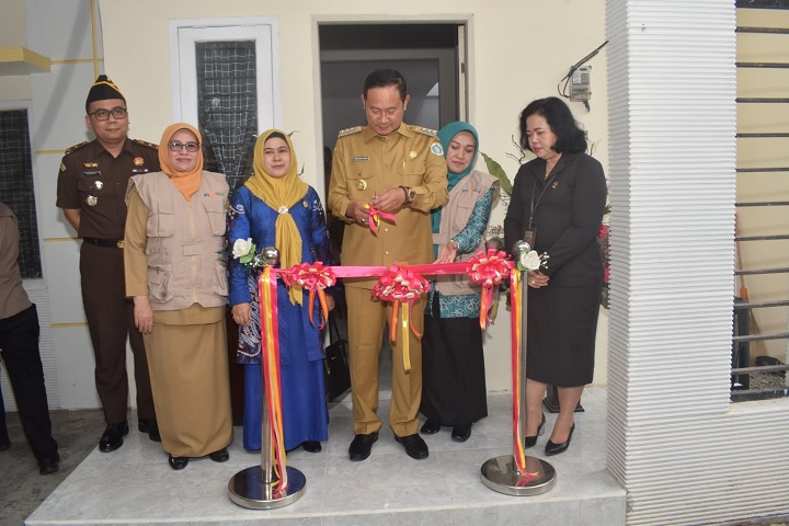 Bupati saat meresmikan rumah aman untuk lindungi kekerasaan perempuan dan anak. SP/PROKOPIM