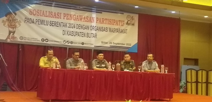 Ketua Bawaslu Kab Blitar Hakam Solehufin (tengah) saat memberi wawasan pentingnya Partisipasi Ormas dalam penyelenggaraan Pemilu 2024. SP/Hadi Lestariono