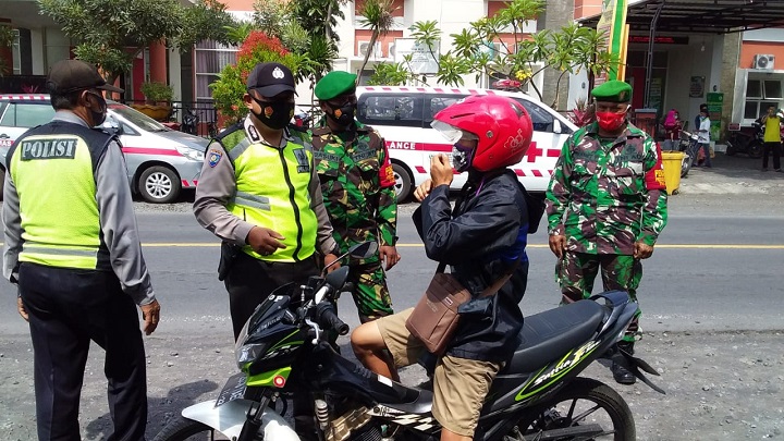 Operasi gabungan TNI dan Polri yang digelar untuk meminimalisir penyebaran covid-19 khususnya di wilayah Lumajang. SP/Lim