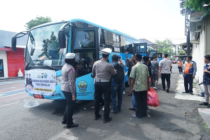 Peserta balik gratis saat hendak menaiki bus di halaman Polres Bangkalan