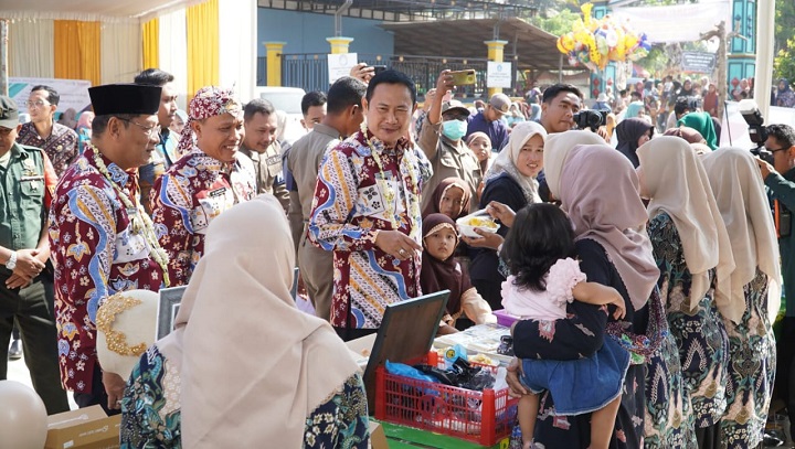 Bupati saat mengunjungi salah satu stand UMKM dalam acara BBGRM 2023. SP/MUHAJIRIN KASRUN