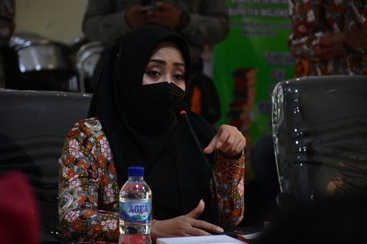 Bupati Mojokerto Ikfina Fahmawati saat membuka Call Center TRC Covid-19. SP/Dwy AS