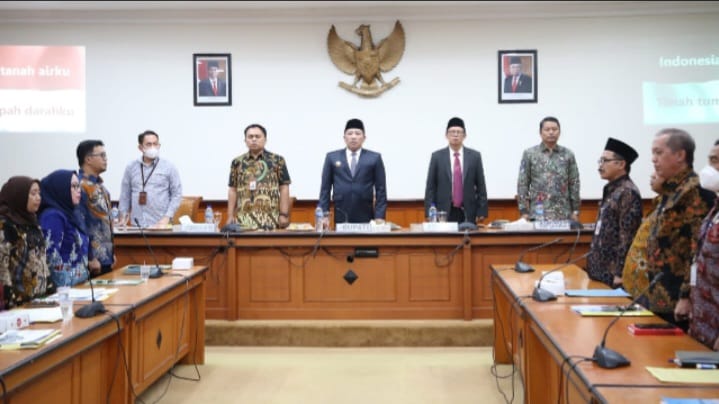 Bupati Sampang H.Slamet Junaidi bersama salah satu anggota KPK