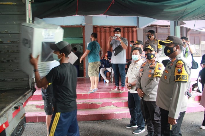 Kapolres Mojokerto Kota, AKBP Deddy Supriadi kawal ketat distribusi logistik pilkada wilayah utara sungai. SP/Dwy