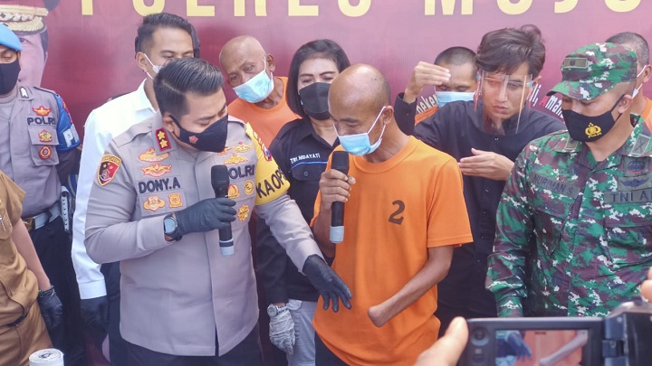 Kapolres Mojokerto, AKBP Dony Alexander saat menanyai tersangka home industri petasan. SP/Dwy Agus Susanti