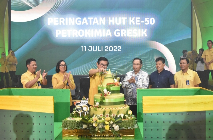 Dirut PG Dwi Satriyo Annurogo memotong tumpeng HUT PG ke-50 disaksikan komisaris utama dan para direksi bertempat di GOR Tri Dharma Gresik. SP/PG