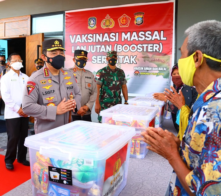 Kapolri Jenderal Listyo Sigit Prabowo meninjau pelaksanaan kegiatan vaksinasi serentak. SP/Her