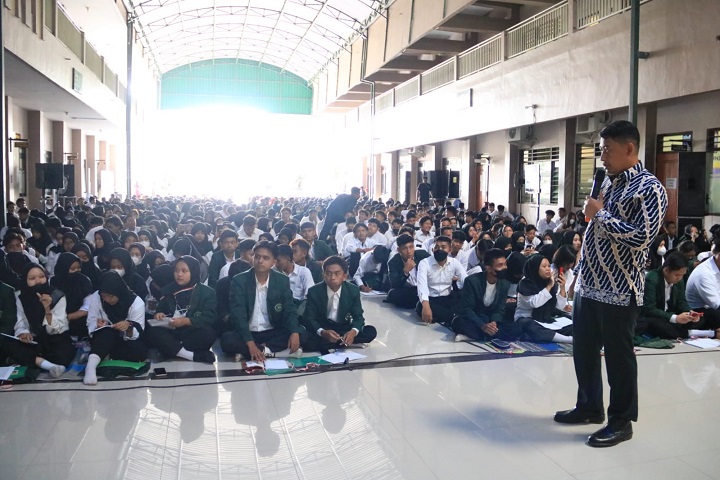 Ka BNNK Kab Blitar AKBP Bagus Hari Cahyono berikan ceramah tentang bahaya Narkoba. SP/Hadi Lestariono