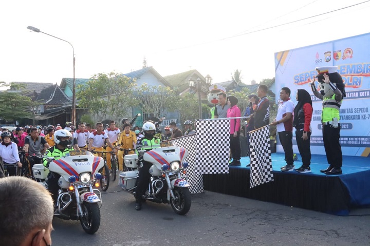 Tiga pimpinan TNI/POLRI Blitar Raya kibarkan bendera dimulai Gowès bareng. SP/Hadi Lestariono