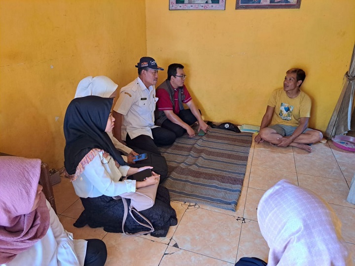 Petugas Dinsos Pasuruan saat berdiskusi dengan keluarga penerima manfaat (KPM)