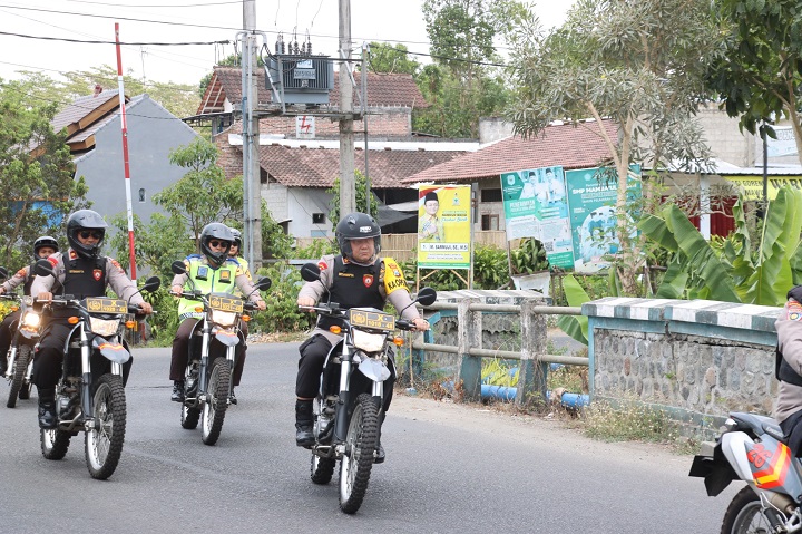 Kapolres Blitar melakukan patroli dialogis bersama jajarannya dengan mengendarai motor. SP/Lestariono