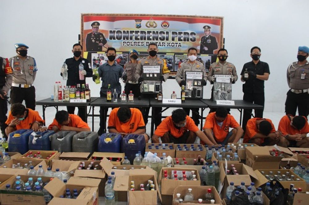 Kapolres Blitar Kota AKBP Leonard M Sinambela menunjukkan hasil tangkapan anggota selama sepekan saat konferensi pers (Jumat 10/7) siang di gedung Rupatama. SP/Les