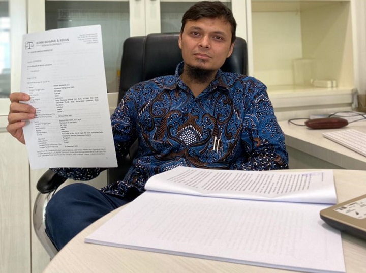Pengacara Ridwan Rachmat SH MH saat di kantornya, Senin (10/5/2021). SP/Budi Mulyono