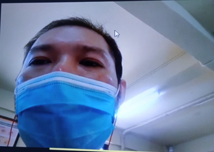 Terdakwa Steven Richard, kasus penipuan jual Voucher senilai 4,5 Miliar, menjalani sidang di ruang Candra PN.Surabaya, secara online. SP/Budi Mulyono