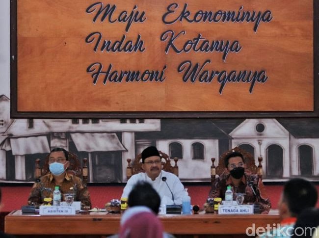 Gus Ipul saat mengevaluasi SAKIP 2022 di Gedung Gradika Bakti Praja.
