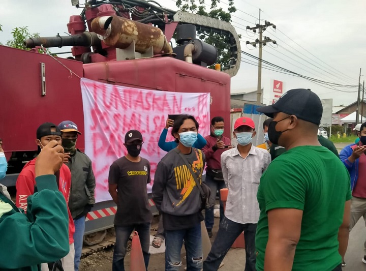 Suasana demo warga Desa Sembayat menolak proyek pemasangan pipa PDAM Giri Tirta Gresik. SP/M.AIDID