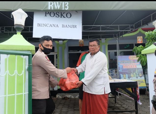 Kapolres Lumajang saat membagikan bantuan. SP/Lim