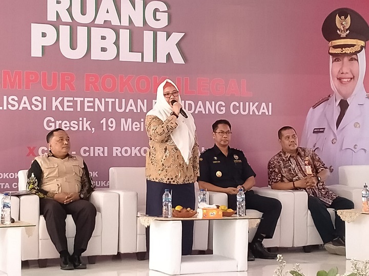Sosialisasi gempur rokok cukai ilegal digelar Dinas Satpol PP Gresik di kawasan wisata Bandar Grissee yang ikut dihadiri Wakil Bupati Gresik Aminatun Habibah, Jumat (19/5). SP/Grs