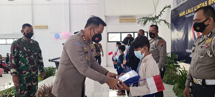 Secara simbolis Kapolres Blitar Kota berikan bantuan. SP/Hadi Lestariono