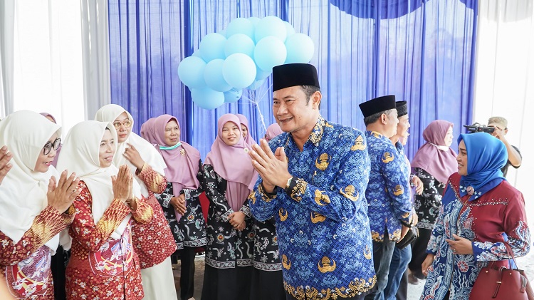 Bupati Yuhronur Efendi saat meresmikan Gedung Sekretariat IGTKI- PGRI Kabupaten Lamongan, di Desa Tanjung, Kecamatan Lamongan, Selasa (17/10/2023). SP/IST