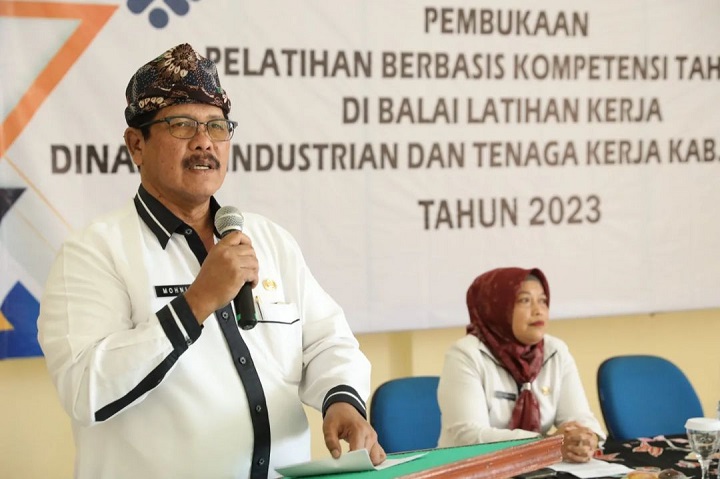 PLT bupati saat membuka Pelatihan kompetensi di balai latihan kerja dinas perindustrian dan tenaga Kerja