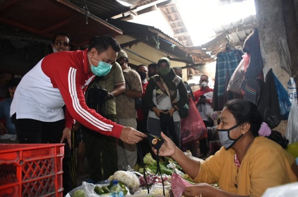 Bupati saat turun langsung  membagikan ribuan masker kain pada pedagang dan masyarakat di Pasar Sawahan Kecamatan Bangsal, Jumat (7/8) pagi. SP/Dwy AS