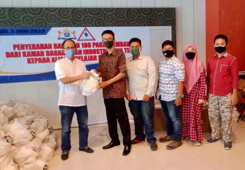Kadin Jatim saat menyerahkan bantuan. SP/MM