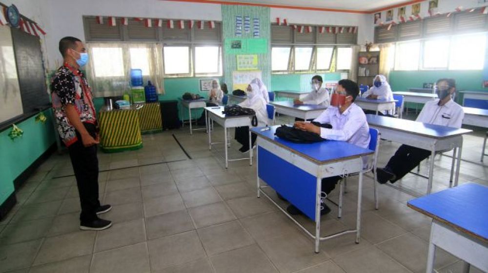Simulasi kegiatan belajar tatap muka di SMPN 1 Pontianak, Kalimantan Barat, Jumat (7/8/2020). SP/ ANT