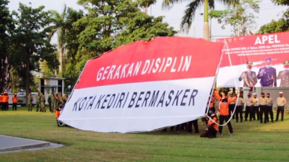 Pemkot Kediri menggelar Apel Sosialisasi INPRES No. 6 dan Perwali No. 32 Tahun 2020, di Halaman Balaikota Kediri, Senin (31/8). SP/ JT