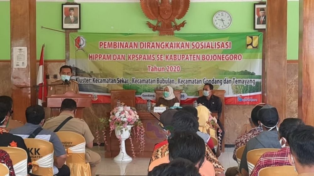 Kepala Dinas Perumahan, Kawasan Permukiman dan Cipta Karya, Adie Witjaksono SSos MSi, saat beri sambutan dalam Pembinaan dan Sosialisasi HIPPAM dan KP-SPAMS, di Pendapa Kecamatan Gondang Bojonegoro. Selasa (25/08/2020). SP/ KMP