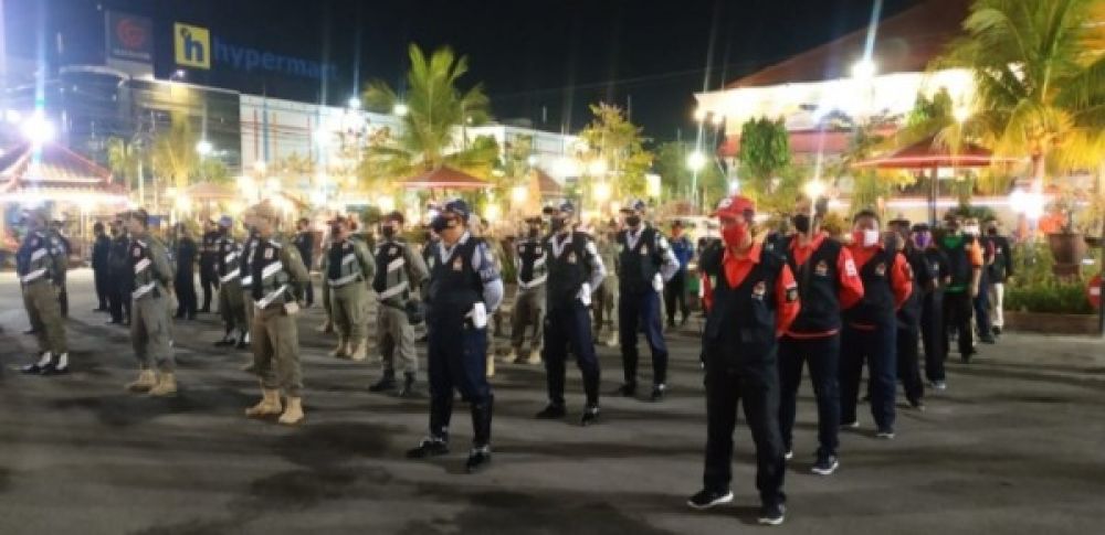 Apel persiapan monitoring warga penerapan jam malam. SP/ JT