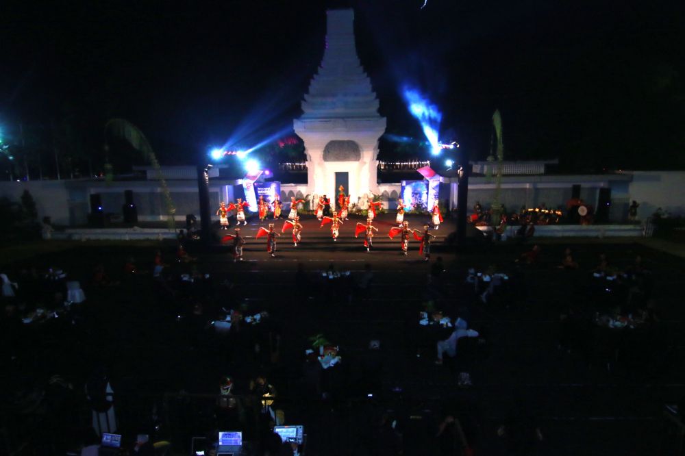 Penari Gandrung tampil pada acara Banyuwangi Weekend Simulasi New Normal di Gesibu Blambangan, Banyuwangi, Jawa Timur, Sabtu (15/8/2020). SP