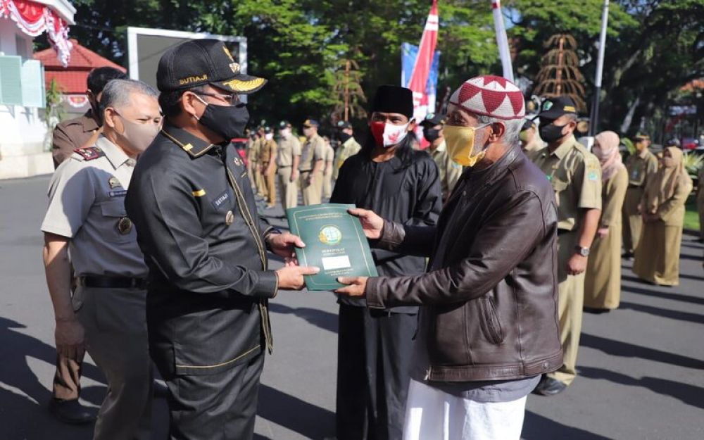 Wali Kota Malang Sutiaji menyerahkan sertifikat tanah pada warga pada penyerahan sertifikat program PTSL di Malang, Senin (24/8/2020). SP/ IST
