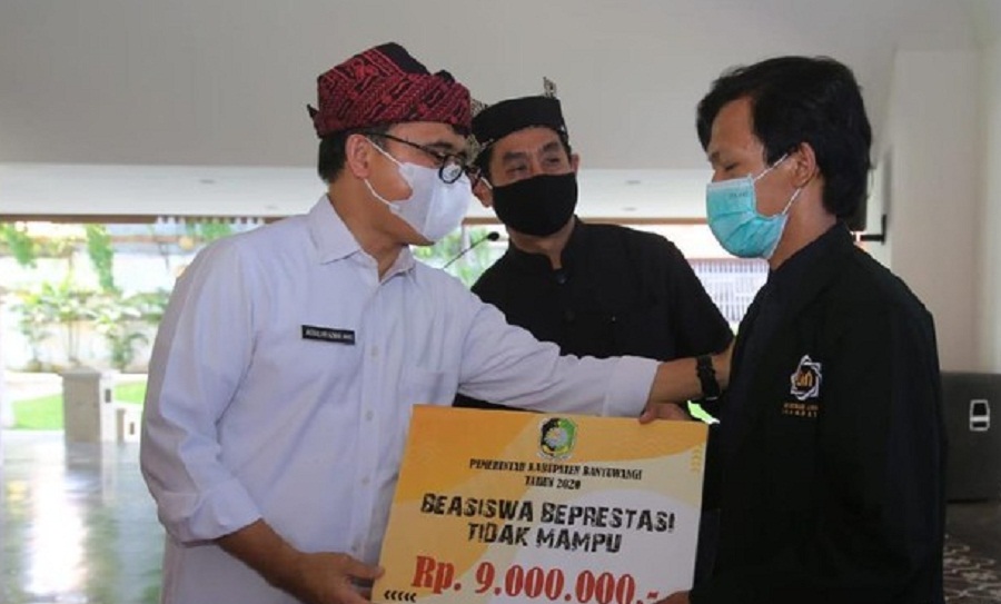 Bupati Anas saat memberika Beasiswa Banyuwangi Cerdas kepada salah satu mahasiswa. SP/ DECOM