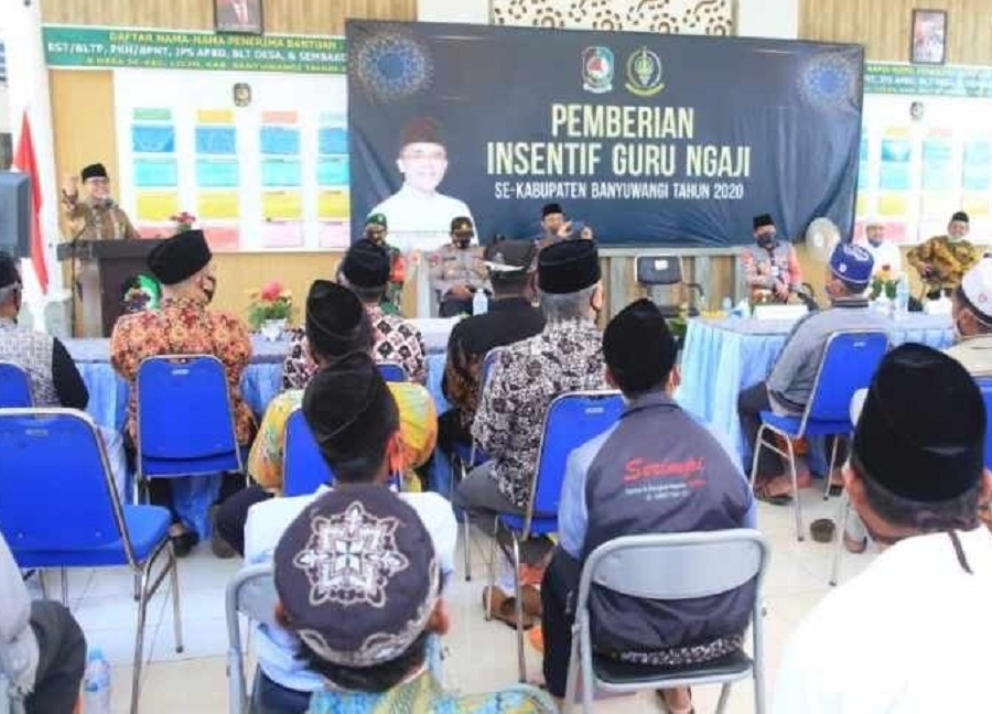 Sejumlah perwakilan guru ngaji penerima dana insentif se-Banyuwangi. SP/ BJ