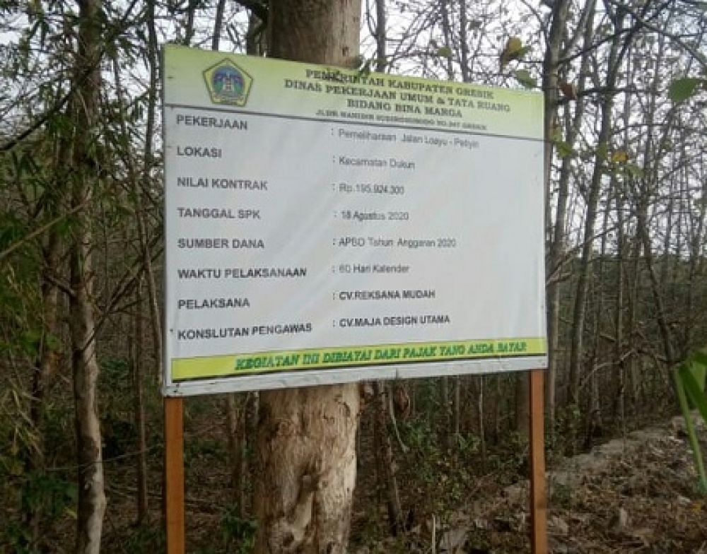 Proyek pemeliharaan jalan Desa Lowayu - Petiyin Tunggal dalam pengerjaan. SP/ AIDIT